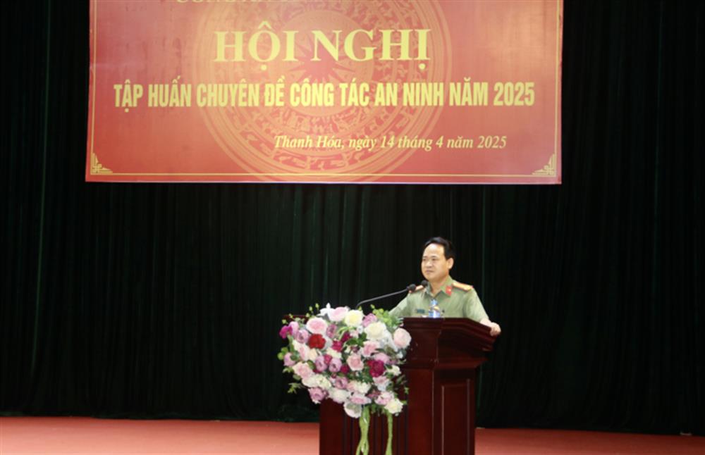 Đại tá Lê Ngọc Anh, Phó giám đốc Công an tỉnh phát biểu khai mạc tại lớp tập huấn.