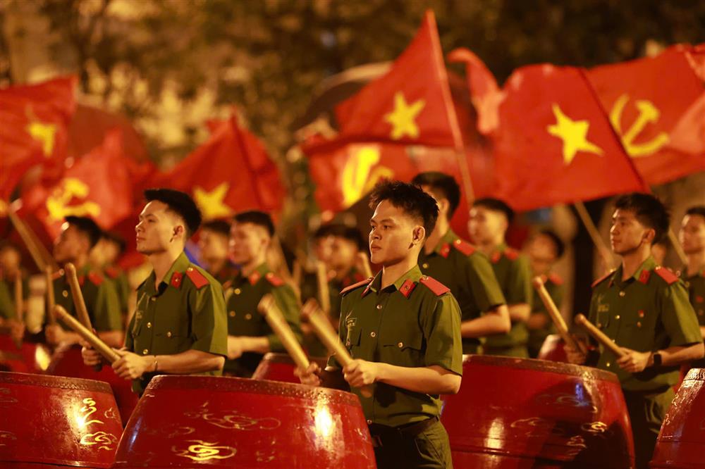 Cùng với dàn trống hội quy mô, hoành tráng bậc nhất, tiết mục còn được dàn dựng với sự kết hợp nhuần nhuyễn của nghệ thuật dân vũ, múa cờ, lân sư rồng.