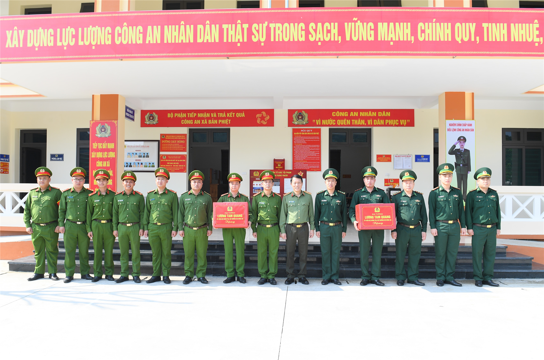 Bộ trưởng Lương Tam Quang đến thăm, động viên, tặng quà Công an xã Bản Phiệt và Trạm kiểm soát biên phòng xã Bản Phiệt, huyện Bảo Thắng, tỉnh Lào Cai.