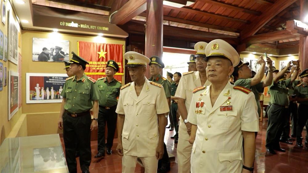 AHLLVTND Đoàn Phước Truyền cùng đoàn cán bộ, chiến sĩ Cảnh vệ thăm quan Nhà truyền thống lực lượng an ninh vũ trang miền Nam tại Tây Ninh.