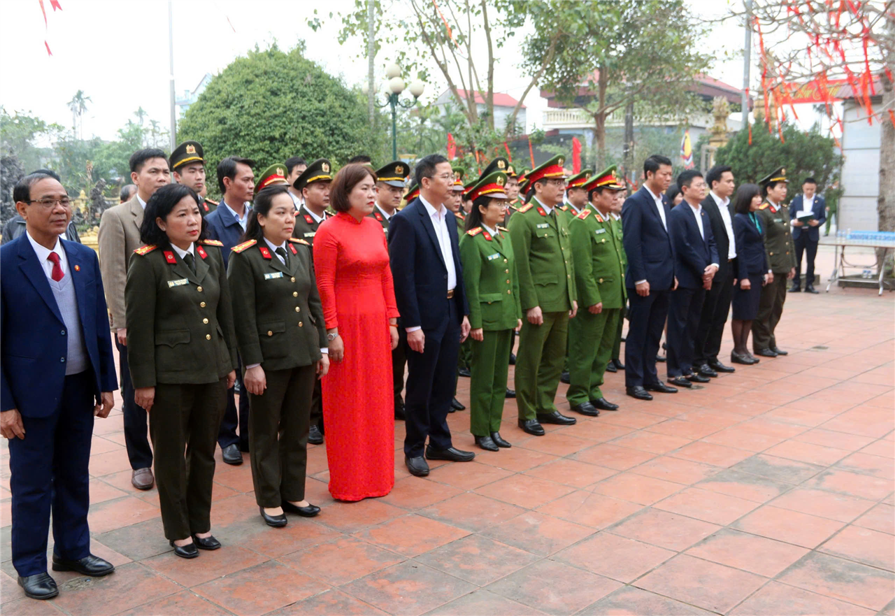 Đoàn tổ chức dâng hương tại Đình Triều Hội.