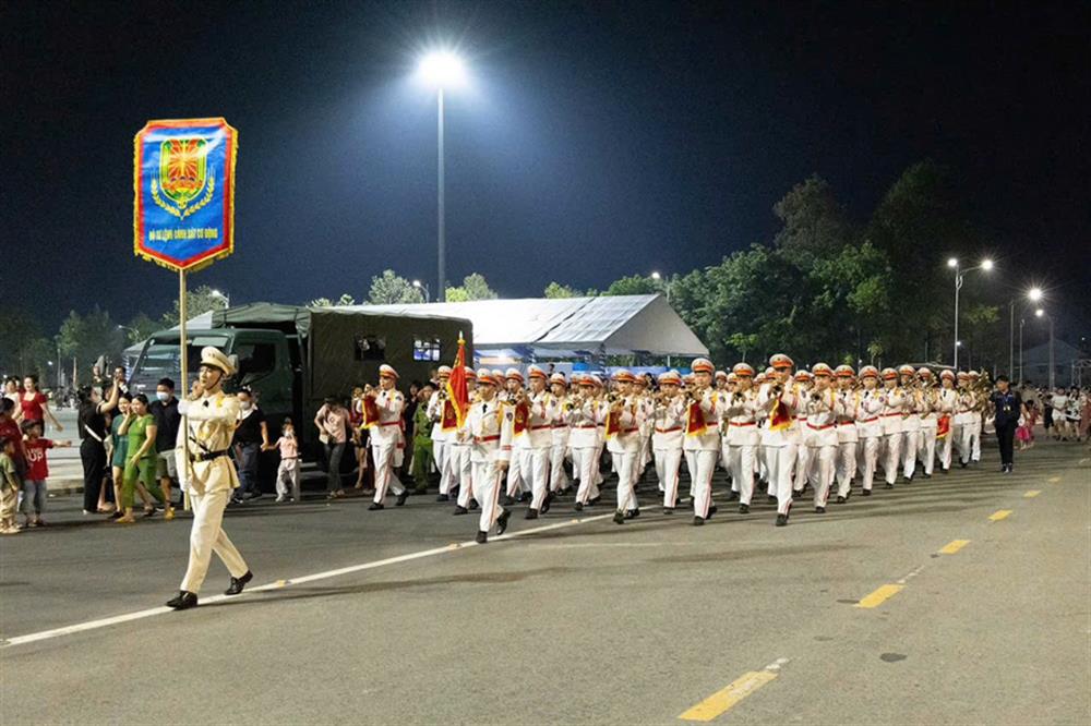 Với quãng đường 2km, Đoàn Nghi lễ Công an nhân dân đã mang đến nhiều tiết mục nhạc kèn hào hùng, ý nghĩa phục vụ nhân dân địa phương.