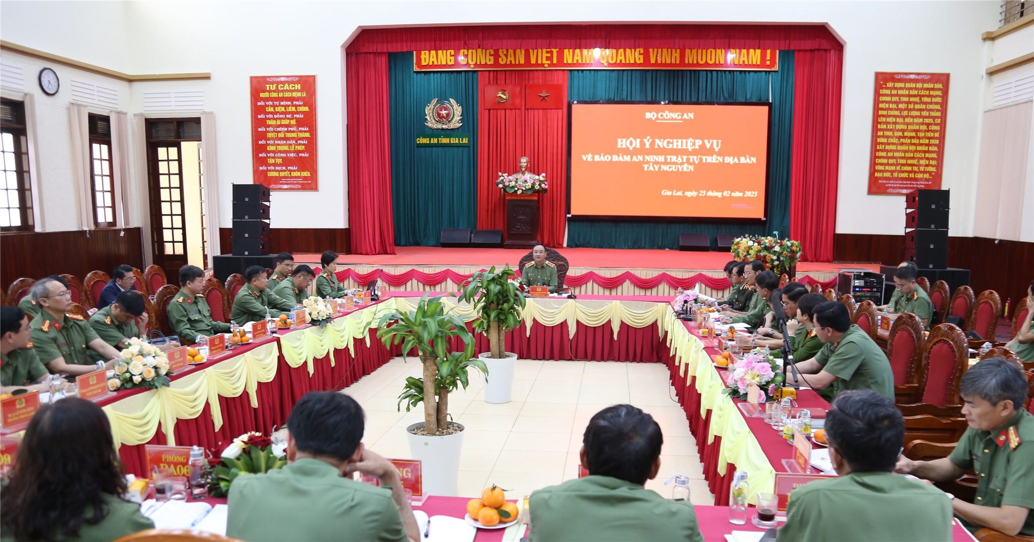 Toàn cảnh Hội nghị.