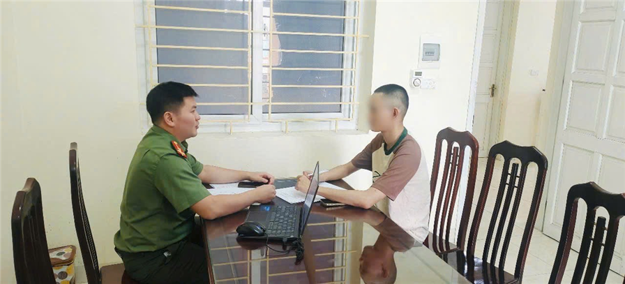 Lực lượng chức năng làm việc với chủ tài khoản facebook.