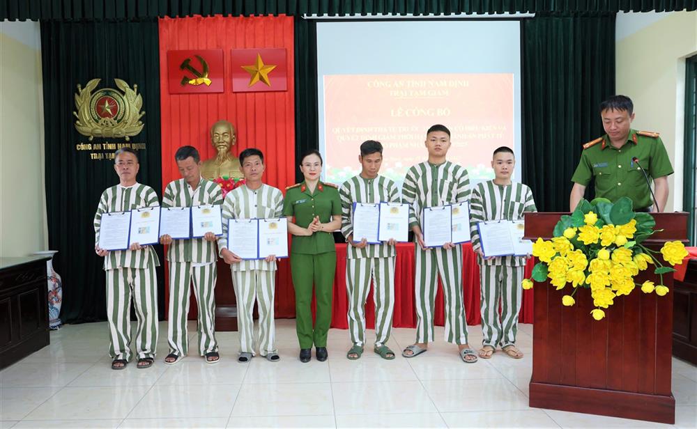 Đại tá Phan Thị Loan, Phó Giám đốc, Thủ trưởng Cơ quan Thi hành án hình sự Công an tỉnh chúc mừng 14 phạm nhân được tha tù trước thời hạn có điều kiện.
