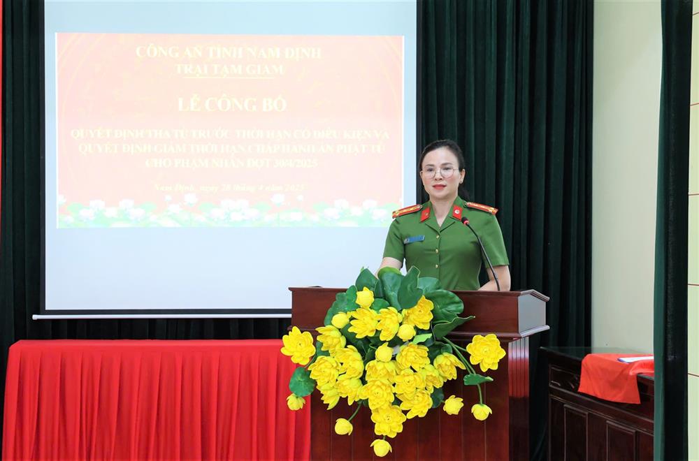 Đại tá Phan Thị Loan phát biểu tại buổi lễ.