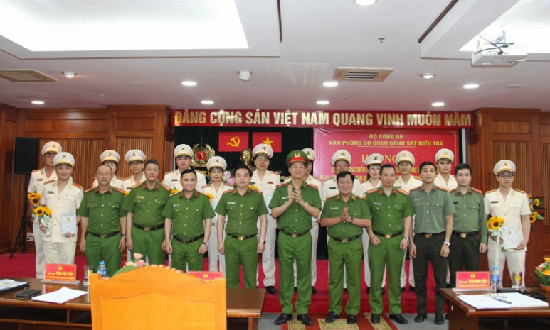 Các đại biểu và các điển hình tiên tiến được tuyên dương tại hội nghị.