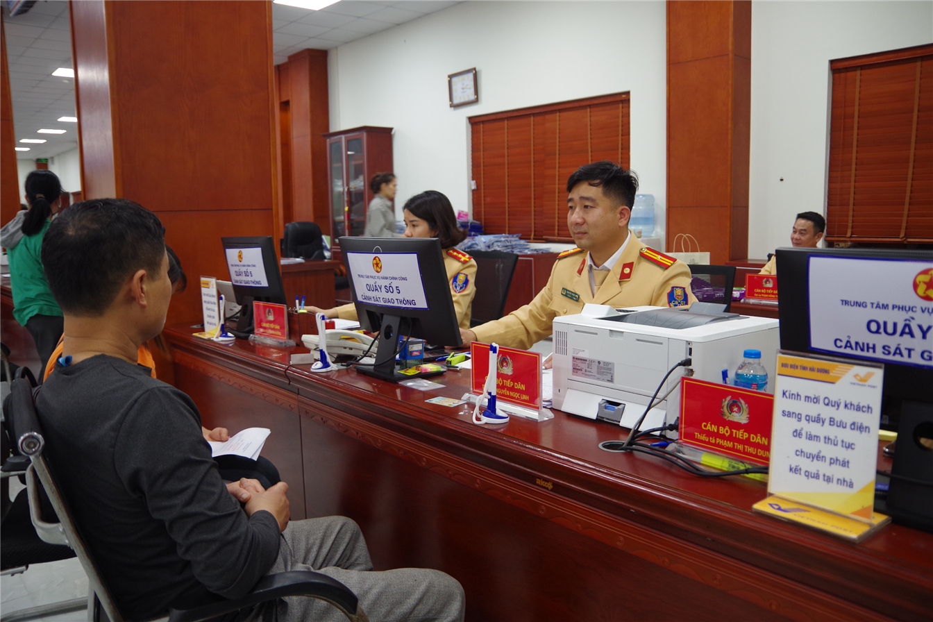 Cán bộ Phòng Cảnh sát giao thông Công an tỉnh tiếp nhận hồ sơ cấp đổi giấy phép lái xe tại Trung tâm Phục vụ hành chính công tỉnh.