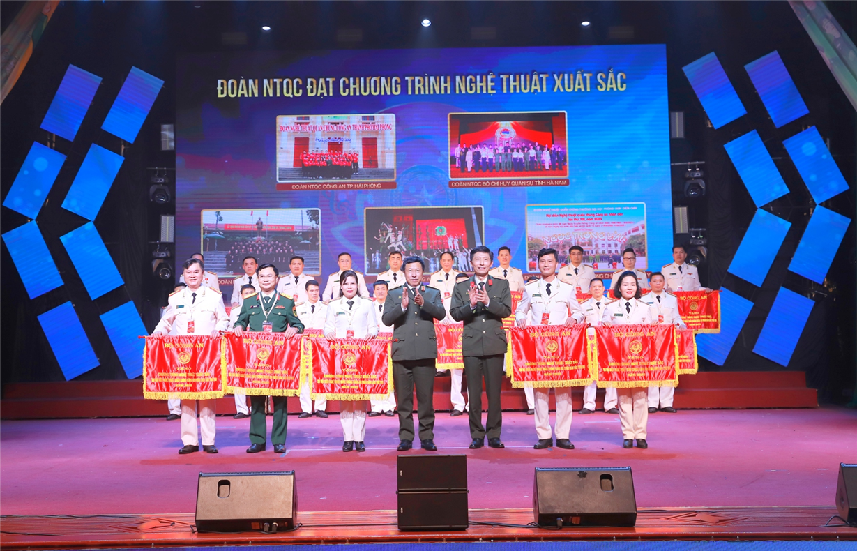 Thiếu tướng, NSND Nguyễn Công Bảy, Phó Cục trưởng Cục Công tác chính trị và Đại tá Phạm Viết Dũng, Phó Giám đốc Công an TP Hải Phòng trao cờ cho các đoàn nghệ thuật quần chúng đoạt giải Xuất sắc .