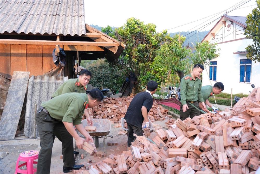 Cán bộ, chiến sĩ phòng An ninh mạng và phòng, chống tội phạm sử dụng công nghệ cao - Công an tỉnh Lai Châu vận chuyển vật liệu xây dựng.