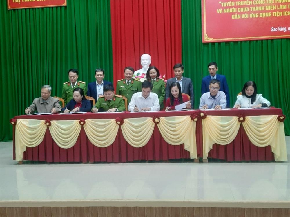 Thị trấn Sao Vàng ký cam kết thực hiện mô hình điểm“Tuyên truyền công tác phòng ngừa trẻ em, người chưa thành niên làm trái pháp luật, gắn với ứng dụng tiện ích của VNeID”.