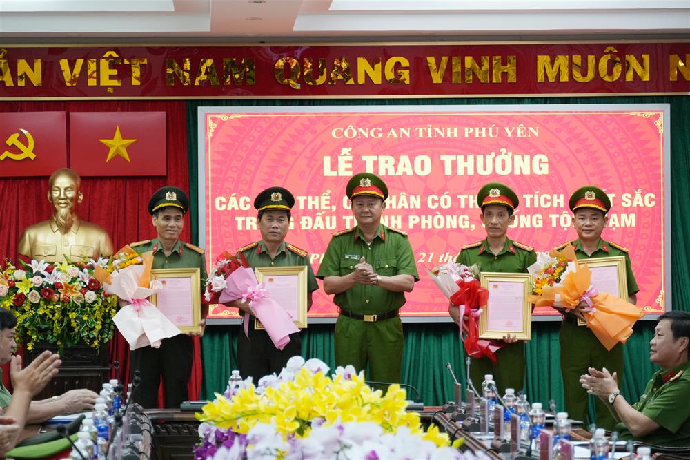 Các tập thể, cá nhân được trao khen.