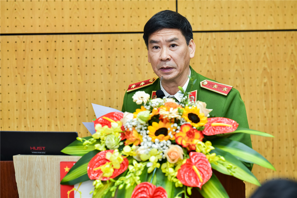 Trung tướng, GS.TS Trần Minh Hưởng, Giám đốc Học viện Cảnh sát nhân dân phát biểu đề dẫn Hội thảo.