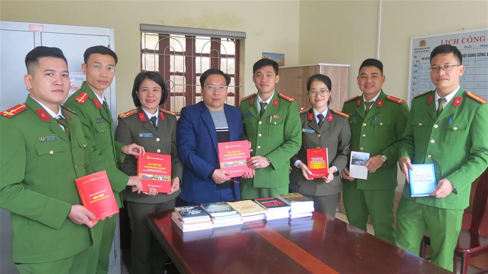 3. Trao các phần quà cho các gia đình khó khan và lực lượng bảo vệ an ninh, trật tự ở cơ sở.