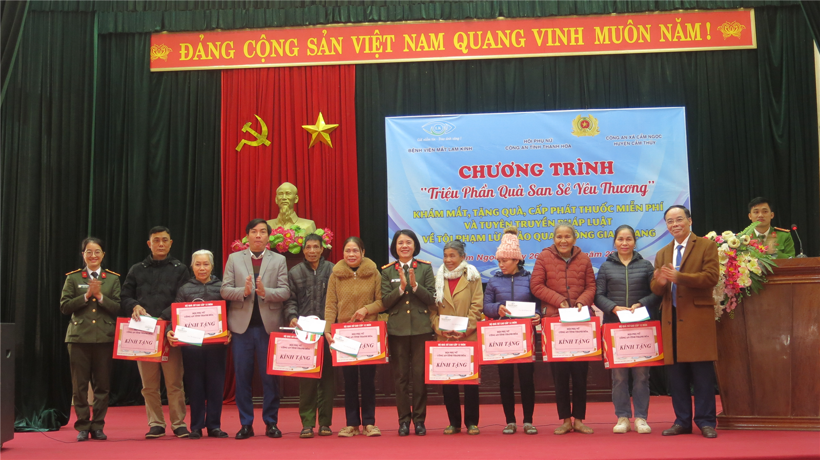 Trao quà tặng cho người dân.