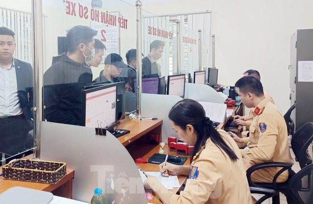 Đối với việc đổi, cấp lại GPLX trực tiếp, người dân có nhu cầu đổi GPLX lập một bộ hồ sơ theo quy định gửi trực tiếp đến Phòng Cảnh sát giao thông Công an cấp tỉnh hoặc Công an xã, phường, thị trấn nơi được bố trí điểm tiếp nhận hồ sơ cấp đổi GPLX.