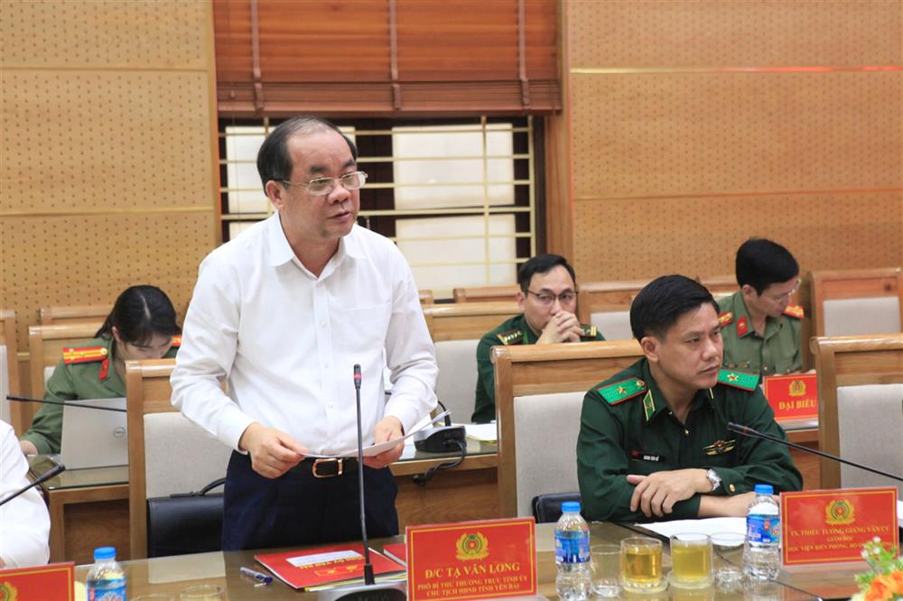 Đồng chí Tạ Văn Long, Phó Bí thư thường trực tỉnh ủy, Chủ tịch HĐND tỉnh Yên Bái phát biểu tại hội thảo.