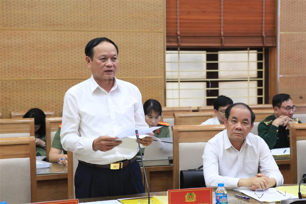 Đồng chí Quàng Văn Phong, Phó Chủ tịch Ủy ban MTTQ tỉnh Điện Biên phát biểu tại hội thảo.