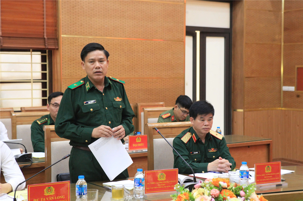 Thiếu tướng, TS. Giang Văn Cử, Giám đốc Học viện Biên phòng phát biểu tại hội thảo.