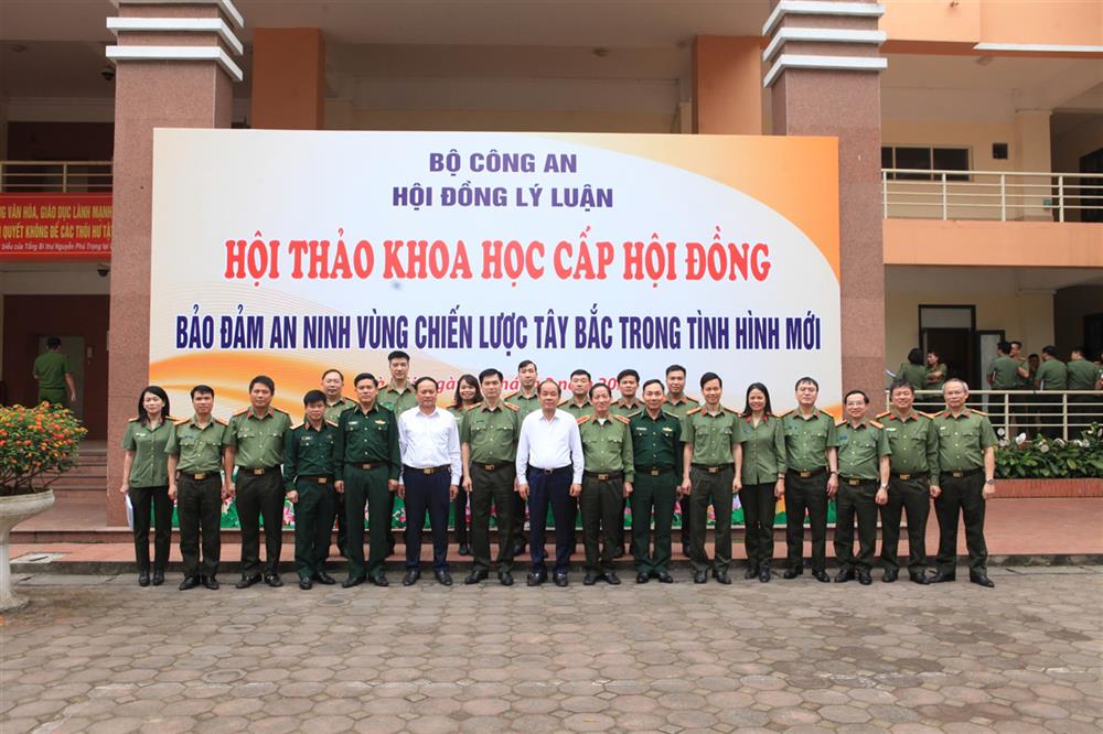 Thiếu tướng, TS. Giang Văn Cử, Giám đốc Học viện Biên phòng phát biểu tại hội thảo.