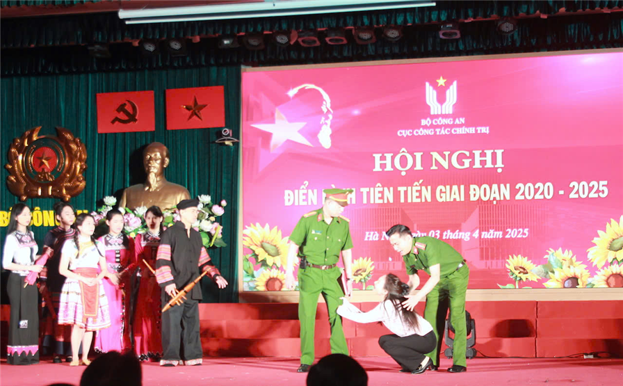 Các diễn viên Nhà hát Kịch CAND biểu diễn vở kịch ngắn về hình tượng người chiến sĩ CAND.