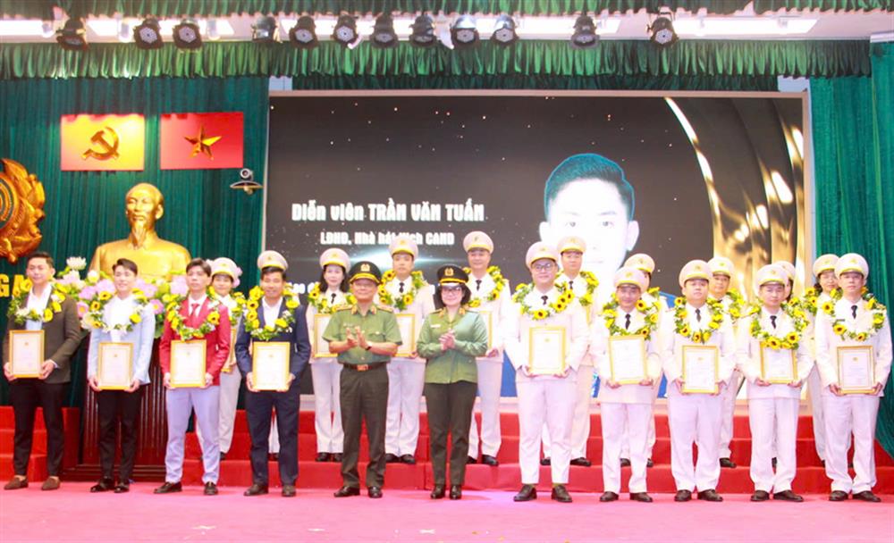 Thiếu tướng Đặng Ngọc Bách cùng Thiếu tướng Ngô Hoài Thu trao Chứng nhận và tràng hoa tặng 20 điển hình tiên tiến xuất sắc của Cục Công tác chính trị giai đoạn 2020 - 2025.
