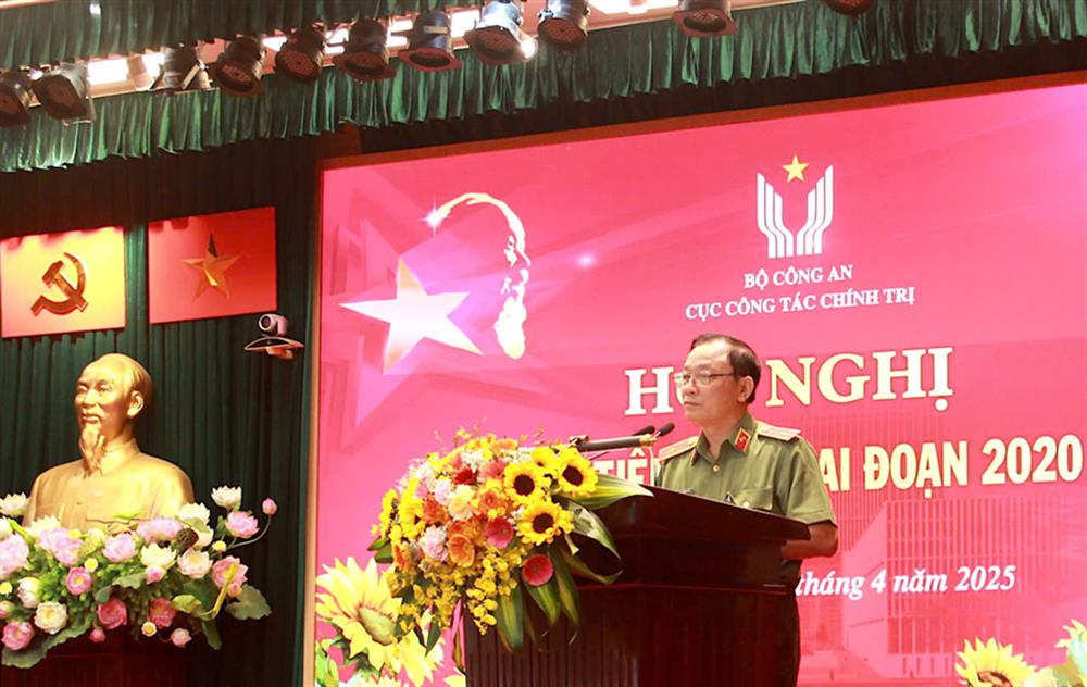 Thiếu tướng Đặng Ngọc Bách phát biểu tại hội nghị.