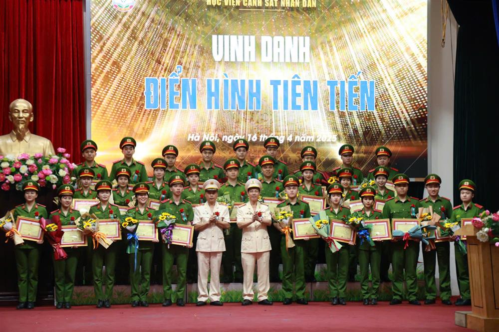 Lãnh đạo Học viện CSND khen thưởng các cá nhân điển hình tiên tiến khối học viên.