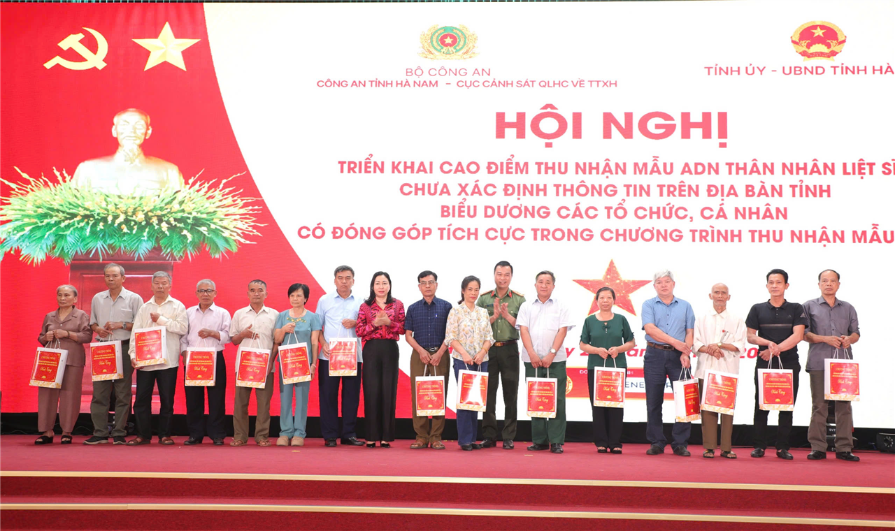 Bí thư Tỉnh ủy Trương Quốc Huy và Phó Bí thư Thường trực Tỉnh ủy Đinh Thị Lụa trao quà tặng đại diện thân nhân các liệt sĩ.