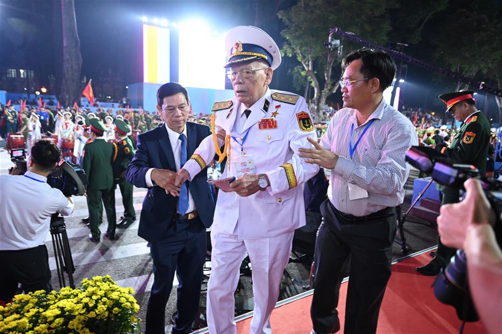 Cán bộ, chiến sĩ Cảnh vệ hướng dẫn, hỗ trợ đại biểu cao tuổi lên vị trí đã được Ban Tổ chức sắp xếp.