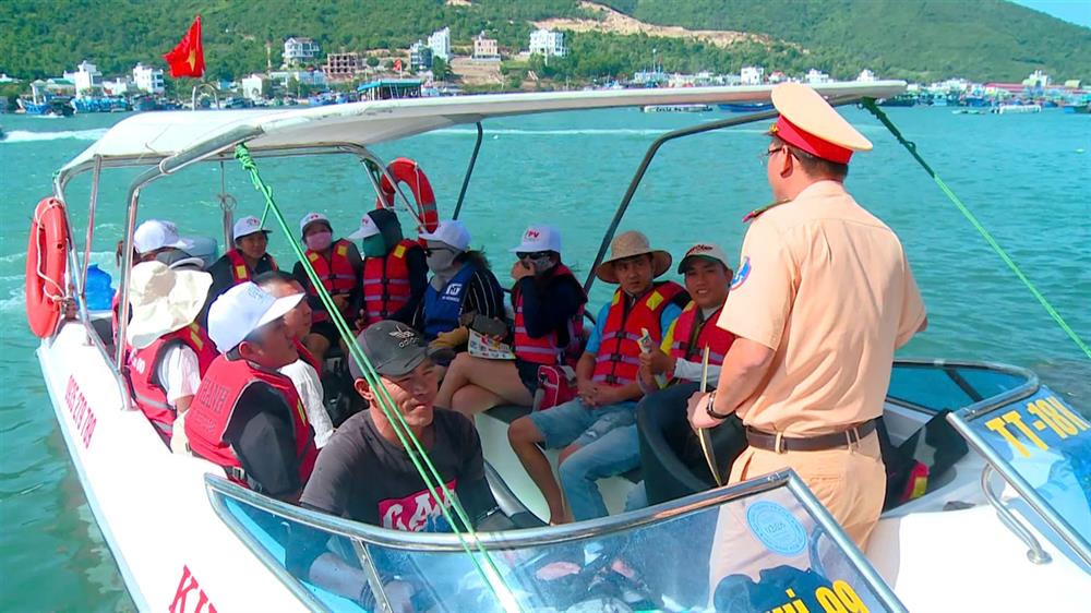 Cảnh sát giao thông tuyên truyền cho du khách chấp hành các quy định khi tham gia giao thông.