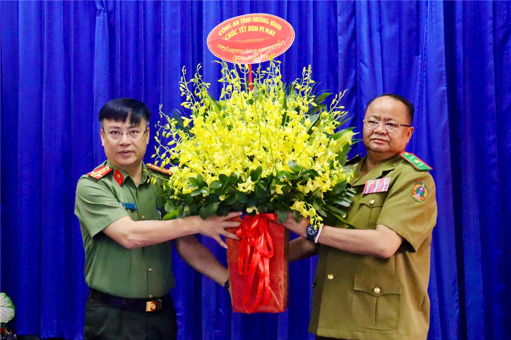 Đại tá Nguyễn Thanh Liêm thăm chúc mừng Tết BunPiMay tại Công an tỉnh Khăm Muồn (Lào).