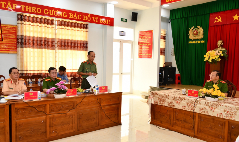 Đại tá Nguyễn Văn Nhựt, Giám đốc Công an tỉnh Tiền Giang báo cáo đồng chí Thứ trưởng Bộ Công an kết quả các mặt công tác.