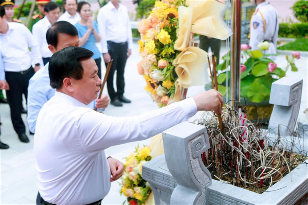 Đồng chí Nguyễn Xuân Thắng, Ủy viên Bộ chính trị, Giám đốc Học viện Chính trị quốc gia Hồ Chí Minh, Chủ tịch Hội đồng lý luận Trung ương dâng hoa, dâng hương tưởng niệm Chủ tịch Hồ Chí Minh.