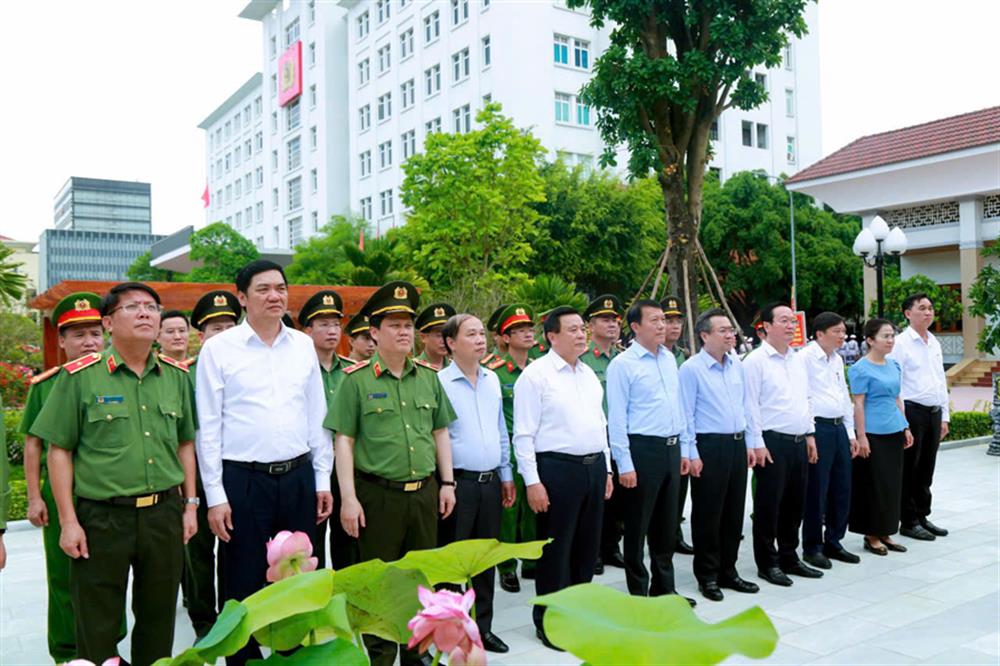 Các đại biểu thành kính dâng hoa, dâng hương tưởng niệm Chủ tịch Hồ Chí Minh.