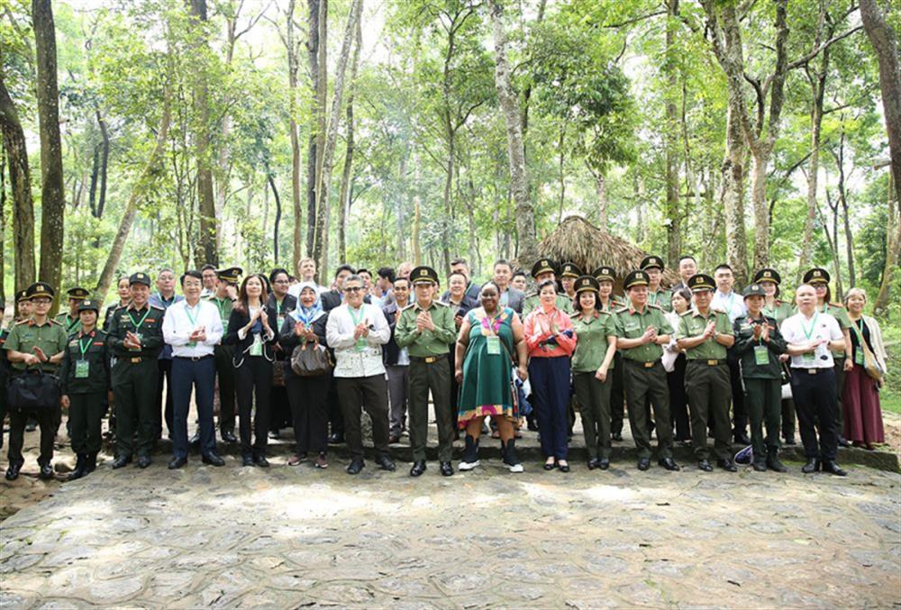 Thứ trưởng Lê Quốc Hùng và các đại biểu dâng hương tại Lán Nà Nưa.