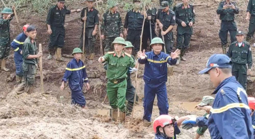 Đại tá Đỗ Ngọc Minh, Phó Giám đốc Công an tỉnh Điện Biên cũng trực tiếp có mặt tại hiện trường chỉ đạo các lực lượng cứu nạn.