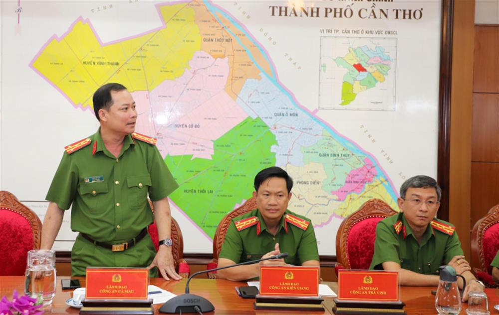 Lãnh đạo Công an các tỉnh vùng ĐBSCL báo cáo đồng chí Thứ trưởng Bộ Công an kết quả thực hiện cao điểm.
