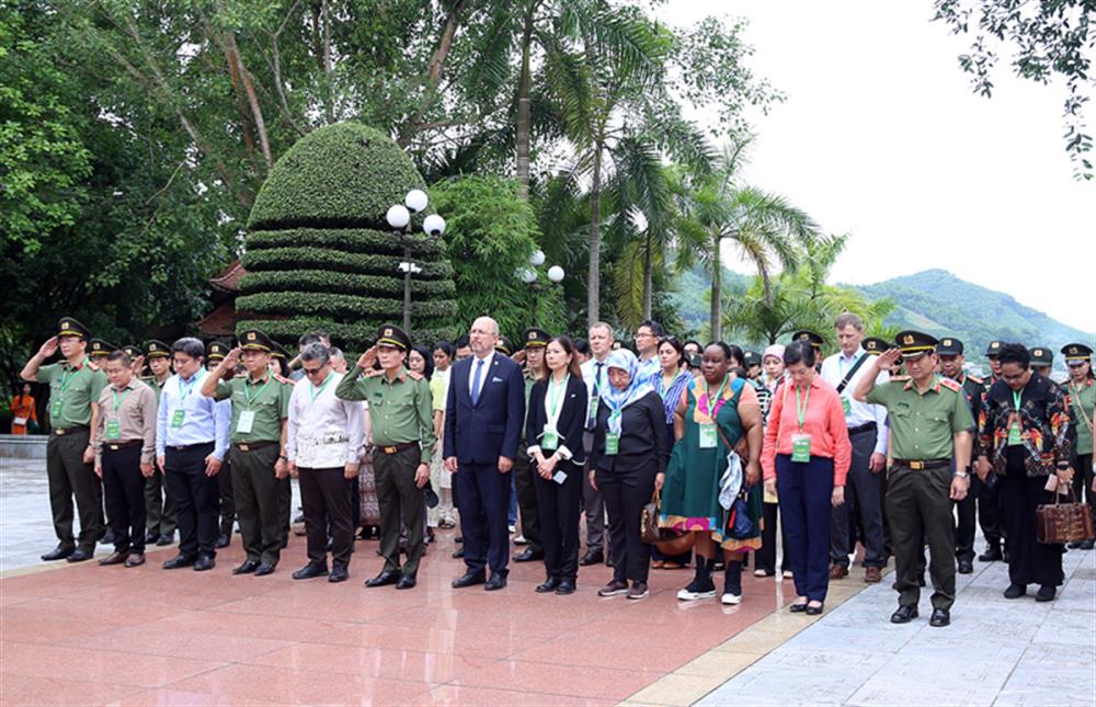Thứ trưởng Lê Quốc Hùng và các đại biểu tưởng niệm các Anh hùng Liệt sĩ CAND.