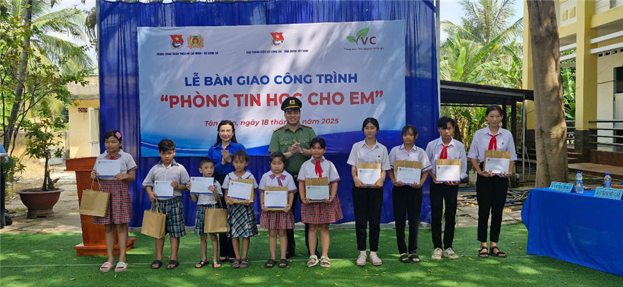 Thượng tá Đồng Đức Vũ, Trưởng ban Thanh niên CAND trao tặng học bổng cho học sinh hiếu học.