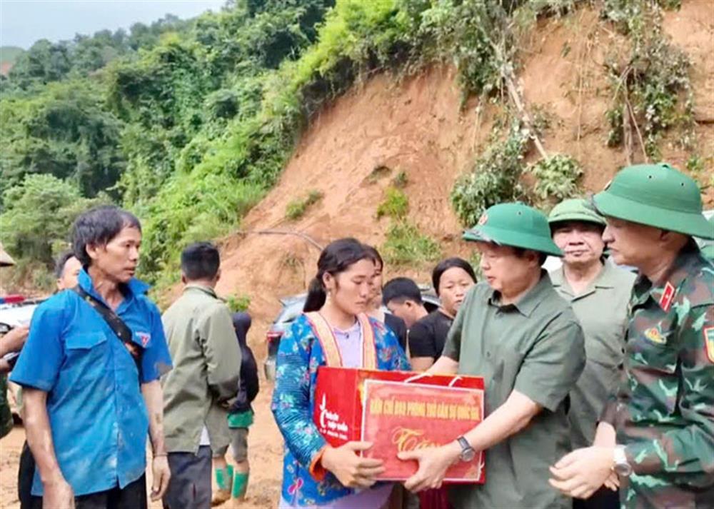 Phó Thủ tướng Chính phủ Trần Hồng Hà, Bí thư Tỉnh ủy Điện Biên Trần Quốc Cường trực tiếp chỉ đạo các lực lượng tại hiện trường, đồng thời thăm hỏi, động viên, tặng quà các gia đình nạn nhân.