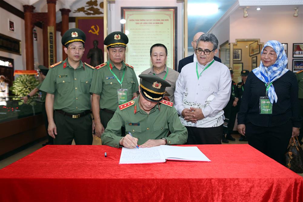 Thứ trưởng Lê Quốc Hùng lưu bút tại Bảo tàng CAND.