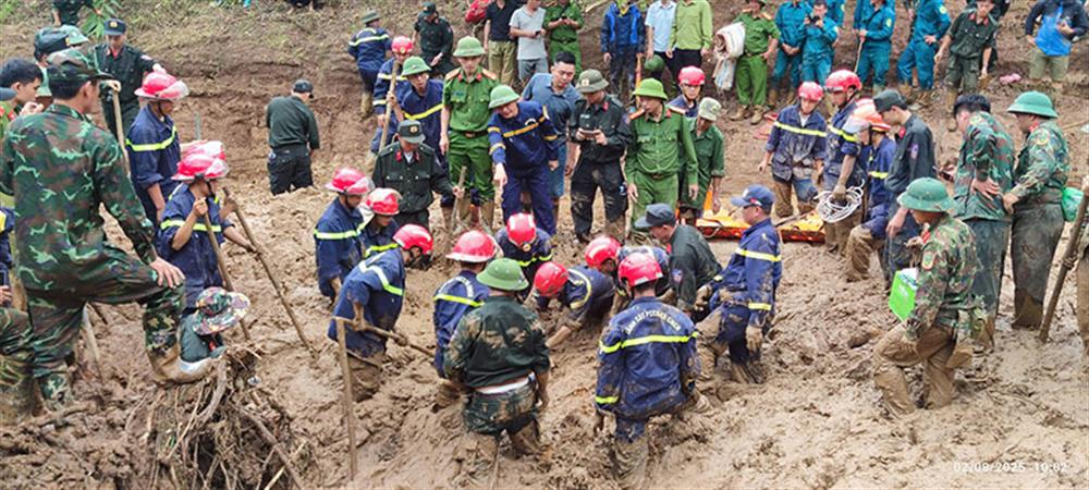 Các lực lượng chức năng tỉnh Điện Biên phối hợp tìm kiếm nạn nhân bị mất tích.