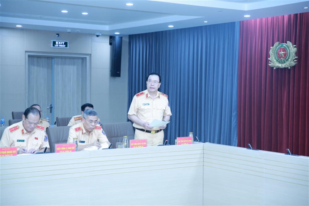 Cục trưởng Cục CSGT Nguyễn Văn Trung báo cáo kết quả 6 tháng đầu năm của lực lượng CSGT.