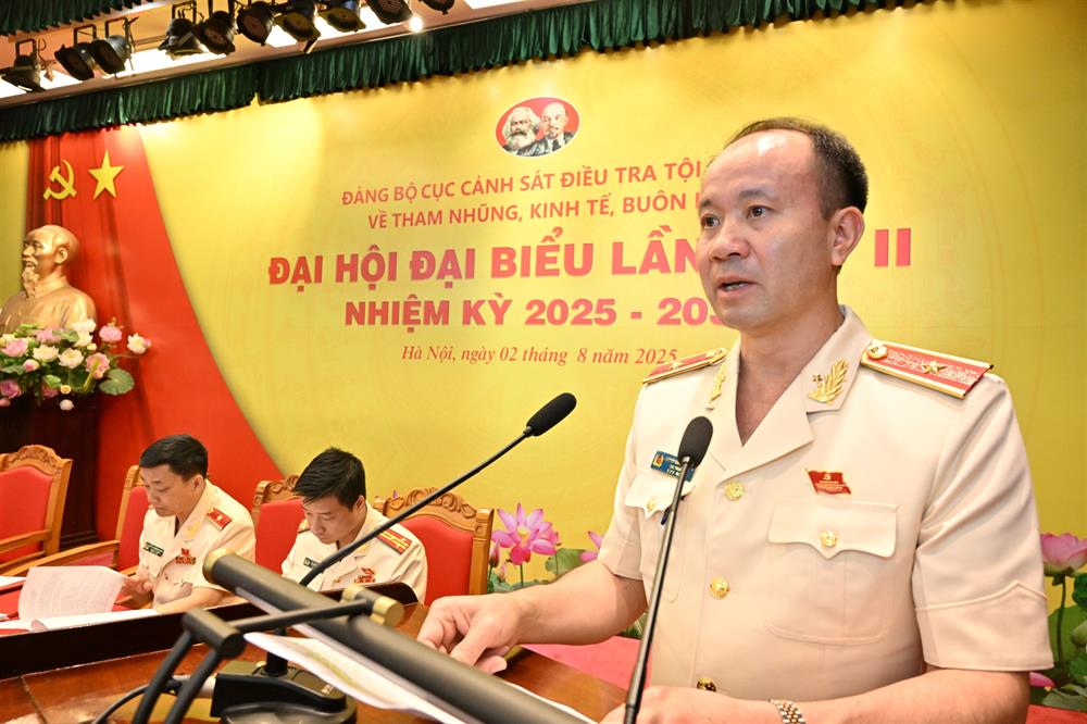 Thiếu tướng Nguyễn Quang Phương, Cục trưởng Cục Cảnh sát ĐTTP về tham nhũng, kinh tế, buôn lậu phát biểu tại Đại hội.