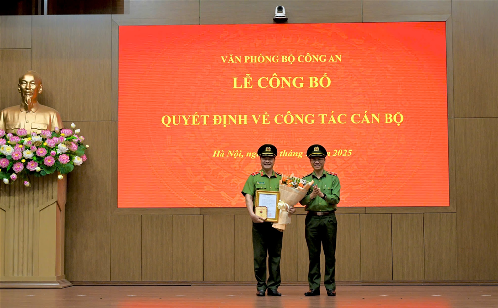 Đồng chí Thiếu tướng Nguyễn Quốc Toản, Chánh Văn phòng Bộ tặng hoa và trao quyết định cho đồng chí Thiếu tướng Vũ Hữu Tài.