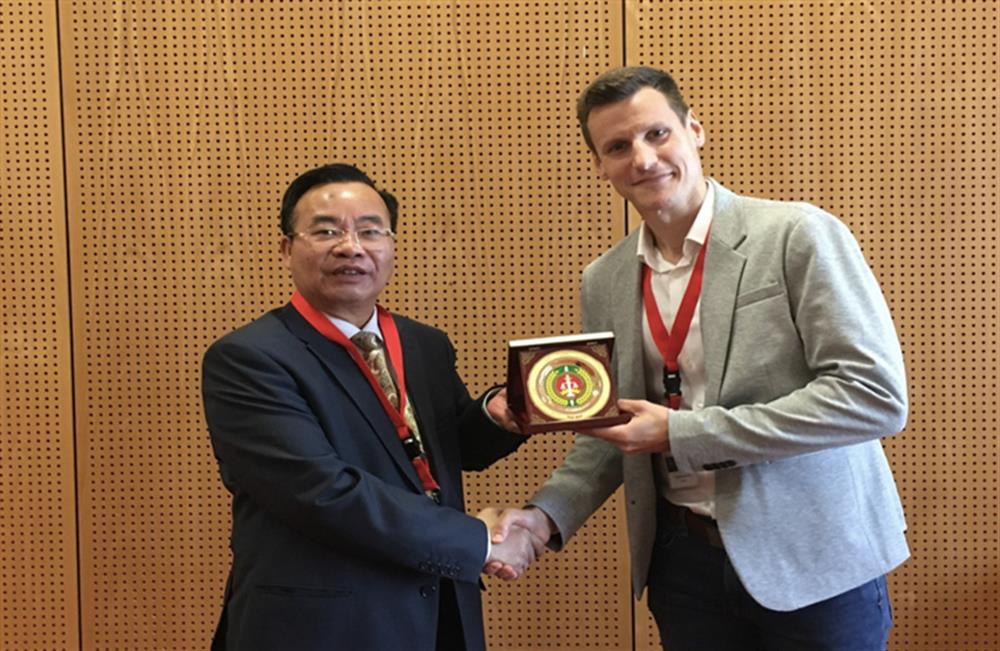 Thiếu tướng Lê Văn Tân làm việc với Phó Chánh Văn phòng INTERPOL Hungary.