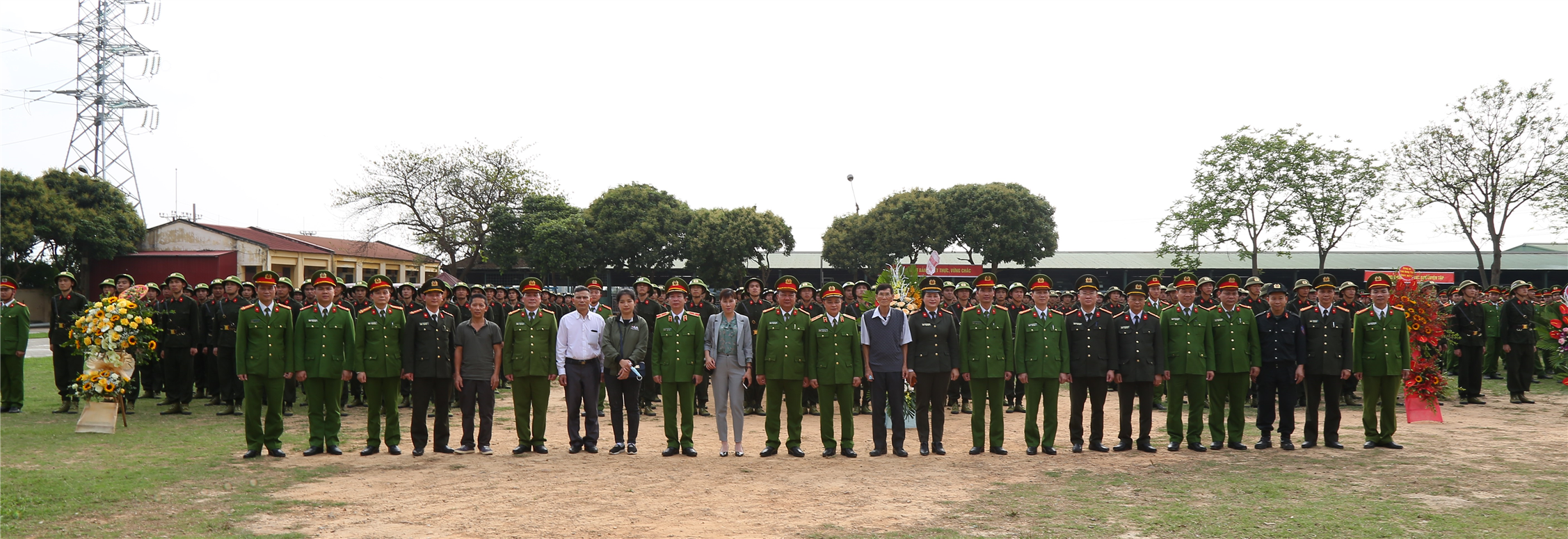 Các đại biểu tại Lễ khai giảng.