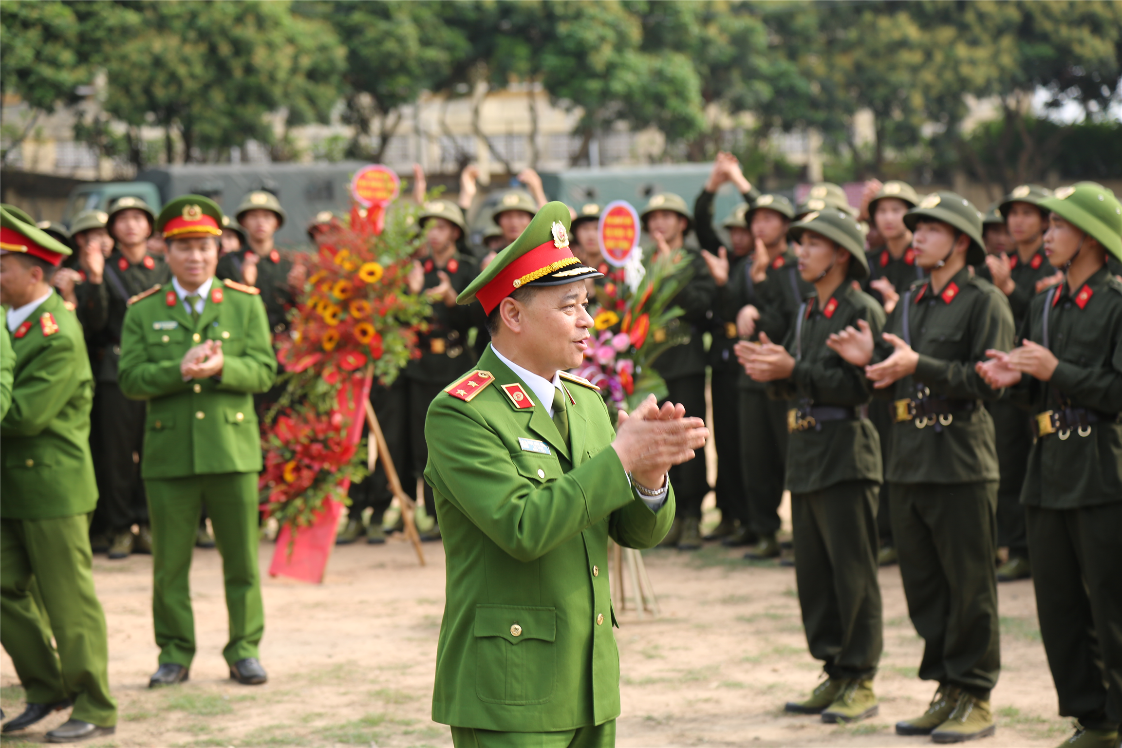 Trung tướng Phạm Quốc Cương, Tư lệnh CSCĐ thăm hỏi, động viên các tân binh.