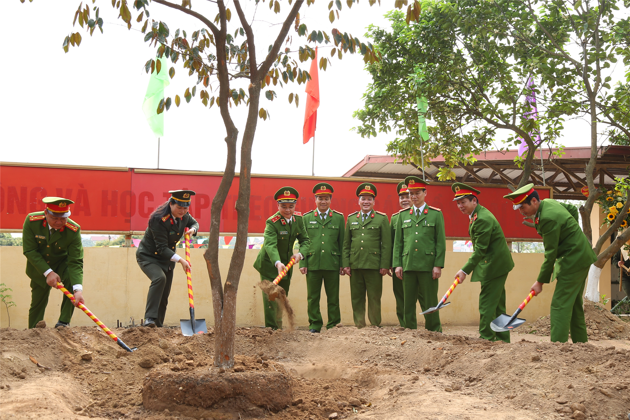 Trung tướng Phạm Quốc Cương, Tư lệnh CSCĐ và các đại biểu trồng cây lưu niệm.